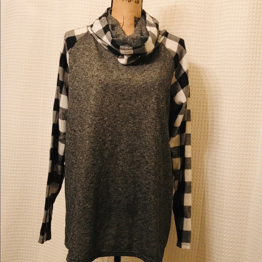 🛍 2/$10 Plaid Cowl Neck Top